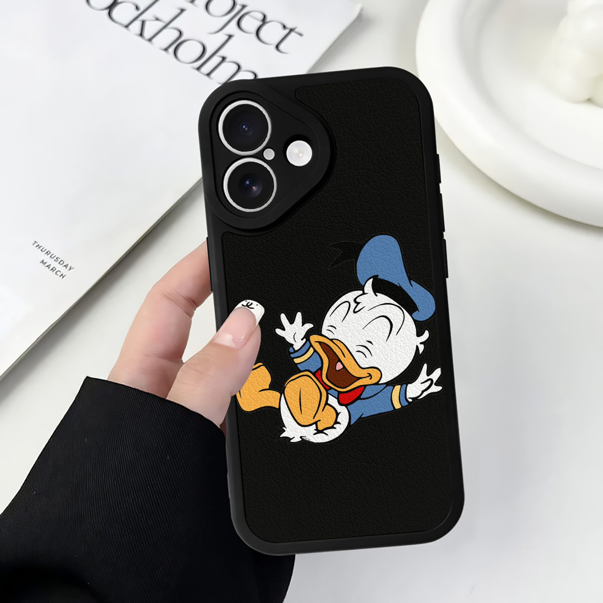 （画像用） ミッキーマウス Mickey Mouse 【iPhone 16シリーズ対応】シリコンスマホケース（レザー調） 材質：シリコン